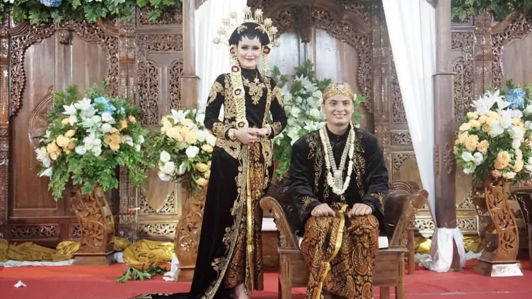 Pengantin Jawa Hijab Tanpa Paes, Tetap Anggun & Sakral